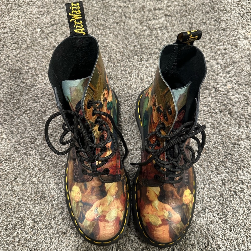 Dr. Martens William Hogarth 1460 pascal renaissance boots. Size 6.